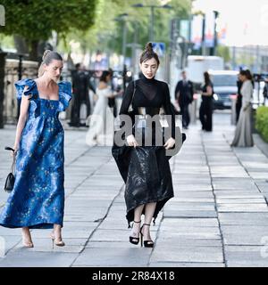 STOCKHOLM, SCHWEDEN - 11. JUNI 2023: Lily Collins vor dem Stockholmer Rathaus, bevor sie die Max Mara Resort24 Modenschau betritt. Stockfoto