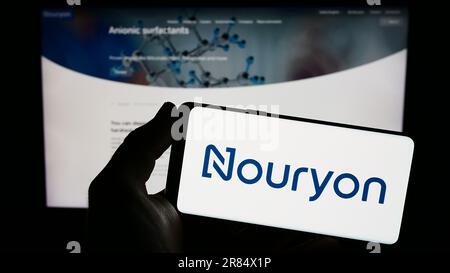 Person, die ein Smartphone mit dem Logo des niederländischen Unternehmens Nouryon Chemicals Holding B.V. auf dem Bildschirm vor der Website hält. Konzentrieren Sie sich auf das Display des Telefons. Stockfoto