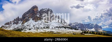 Ein 3:1-Panoramafoto des Frühlings und der letzten Schneereste am Peitlerkofel (Italienisch: Sass de Putia), einem Berg in den Dolomiten im Süden Stockfoto