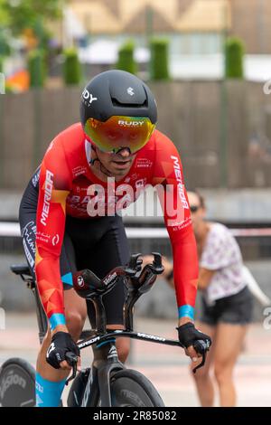 Alicante, Spanien - 08,30,2022 Uhr - Mikel Landa von Bahrain, siegreiches Team springt während der 77. Tour of Spain 2022, Phase 10, 30,9km Mal einzeln. Stockfoto