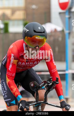 Alicante, Spanien - 08,30,2022 Uhr - Mikel Landa von Bahrain, siegreiches Team springt während der 77. Tour of Spain 2022, Phase 10, 30,9km Mal einzeln. Stockfoto