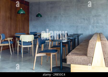Inneneinrichtung eines modernen Cafés mit Sofas, Stühlen und Tischen. Stockfoto