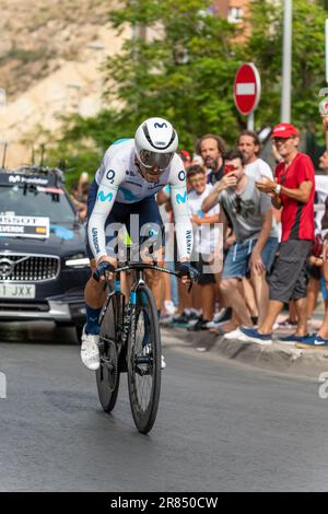 Alicante, Spanien - 08,30,2022 - Alejandro Valverde vom Movistar-Team springt während der 77. Tour of Spain 2022, Phase 10, ein individueller 30,9km-Zeitversuch. Stockfoto