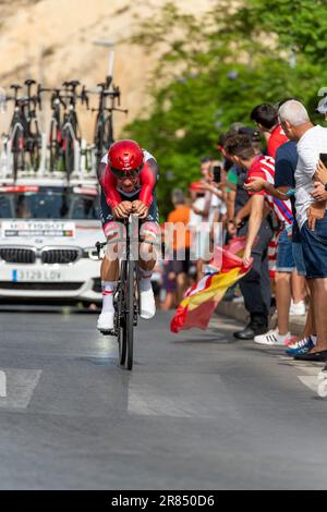 Alicante, Spanien - 08,30,2022 - Joao Almeida vom Team der Vereinigten Arabischen Emirate springt während der 77. Tour of Spain 2022, Phase 10 ein individueller Zeitversuch im Jahr 30,9km. Stockfoto