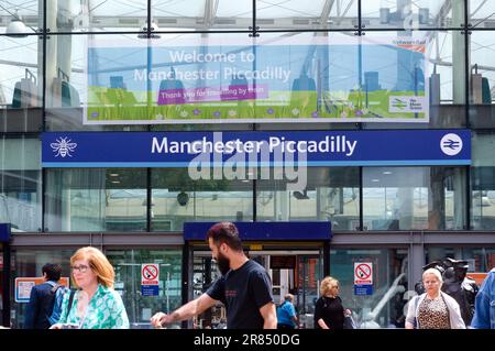 Manchester, Vereinigtes Königreich, 19. Juni 2023. Passagiere, die am Bahnhof Manchester Piccadilly, Manchester, Großbritannien, abreisen und ankommen. Network Rail hat die Pläne für zwei neue Bahnhöfe am Piccadilly Bahnhof in Manchester gestrichen, mit denen die Überlastung des Eisenbahnsystems verringert werden sollte. Vor mehr als zehn Jahren wurden diese Pläne für die neuen Plattformen 15 und 16 in Piccadilly ausgearbeitet. Das Verkehrsministerium (DfT) sagte, dass diese Stornierung „alle Optionen in Betracht ziehen wird“. Kredit: Terry Waller/Alamy Live News Stockfoto