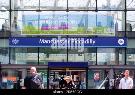 Manchester, Vereinigtes Königreich, 19. Juni 2023. Passagiere, die am Bahnhof Manchester Piccadilly, Manchester, Großbritannien, abreisen und ankommen. Network Rail hat die Pläne für zwei neue Bahnhöfe am Piccadilly Bahnhof in Manchester gestrichen, mit denen die Überlastung des Eisenbahnsystems verringert werden sollte. Vor mehr als zehn Jahren wurden diese Pläne für die neuen Plattformen 15 und 16 in Piccadilly ausgearbeitet. Das Verkehrsministerium (DfT) sagte, dass diese Stornierung „alle Optionen in Betracht ziehen wird“. Kredit: Terry Waller/Alamy Live News Stockfoto