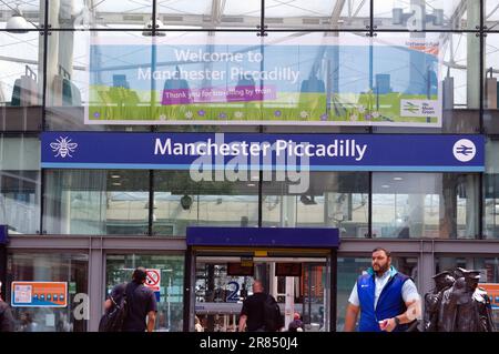Manchester, Vereinigtes Königreich, 19. Juni 2023. Passagiere, die am Bahnhof Manchester Piccadilly, Manchester, Großbritannien, abreisen und ankommen. Network Rail hat die Pläne für zwei neue Bahnhöfe am Piccadilly Bahnhof in Manchester gestrichen, mit denen die Überlastung des Eisenbahnsystems verringert werden sollte. Vor mehr als zehn Jahren wurden diese Pläne für die neuen Plattformen 15 und 16 in Piccadilly ausgearbeitet. Das Verkehrsministerium (DfT) sagte, dass diese Stornierung „alle Optionen in Betracht ziehen wird“. Kredit: Terry Waller/Alamy Live News Stockfoto
