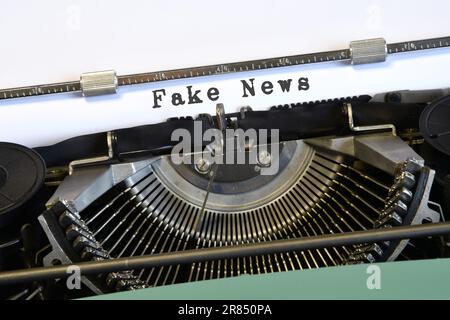 Die Wörter "Fake News" auf der alten Schreibmaschine. Konzept für die Verbreitung gefälschter Nachrichten Stockfoto