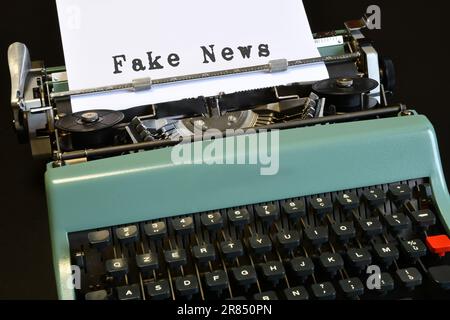 Die Wörter "Fake News" auf der alten Schreibmaschine. Konzept für die Verbreitung gefälschter Nachrichten Stockfoto