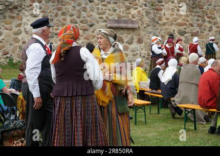 Dobele, Lettland - 27. Mai 2023. Die lettische Folklore und die traditionelle Volkskultur. Seniorengruppe in lettischen Nationalkostümen bei einem Cultu-Fest Stockfoto