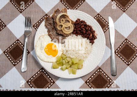 Typisch brasilianische Speiseplatte von oben gesehen Stockfoto