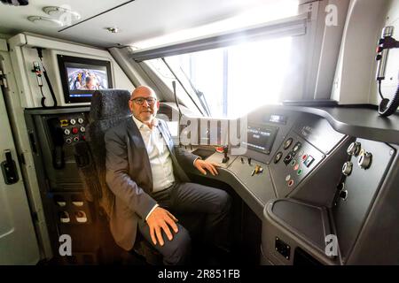 Offenburg, Deutschland. 19. Juni 2023. Winfried Hermann (Bündnis 90/die Grünen), Verkehrsminister Baden-Württembergs, sitzt in einem batteriebetriebenen Zug in einem neuen SWEG-Depot in Offenburg. Die Werkstatt ist für batteriebetriebene Züge vorgesehen, die auch in der Region Ortenau zukünftig eingesetzt werden. Nach mehreren Testläufen werden die Siemens Mireo Plus B-Züge nach Angaben des Verkehrsministeriums erstmals in Baden-Württemberg eingesetzt. Kredit: Philipp von Ditfurth/dpa/Alamy Live News Stockfoto