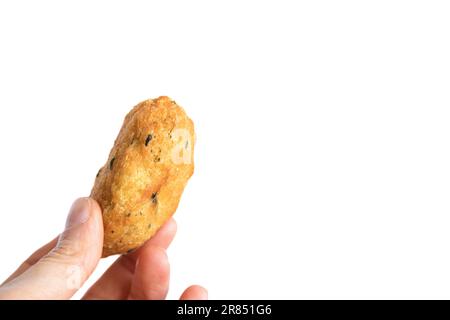 Kabeljauklößchen oder „Bolinho de bacalhau“, sehr berühmt in der portugiesischen Gastronomie. Gebratene Teigtaschen, Fisch, gesalzene Kabeljaufilets. Handgehaltener Kabeljaufutter. Stockfoto