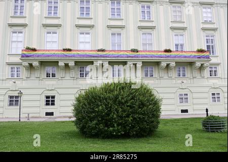 Wien, Österreich. Regenbogenflagge an der Wiener Hofburg Stockfoto