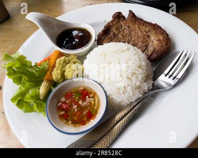 Thai Reis, lokales Schweinekotelett mit scharfer Sauce und Gemüse, Stockfoto Stockfoto