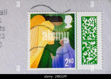 Weihnachtsmarke 2. Klasse auf Umschlag - Stempel mit Barcode, Briefmarke mit Barcode UK - Briefmarke 2. Klasse Stockfoto