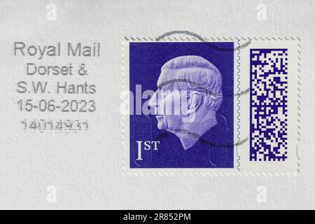 Lila 1. Klasse Stempel, 1. Klasse Stempel mit Kopf von König Karl III., auf Umschlag geheftet - Stempel mit Barcode UK 2023 Stockfoto