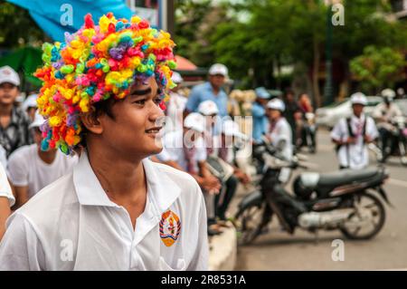 Hun-Sen-Unterstützer trägt eine farbenfrohe Perücke bei einer politischen Kundgebung vor der Parlamentswahl 2013 zum Premierminister. Phnom Penh, Kambodscha. © Kraig Stockfoto