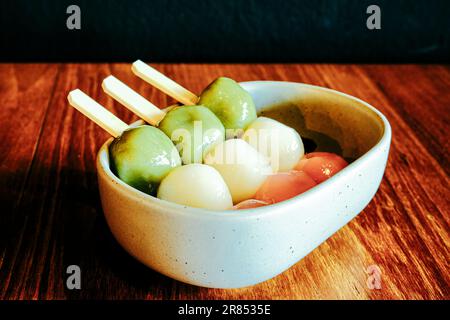 Dango. Japanische Knödel aus Reismehl gemischt mit reismehl aus uruchi und weissem Reismehl. Stockfoto