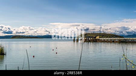 Trasimenischer See mit den Inseln Maggiore und Minore, Umbrien Italien Stockfoto