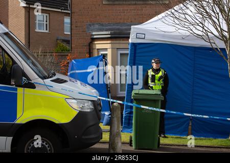 Die Polizei steht vor dem Haus des ehemaligen Anführers der Schottischen Nationalpartei und des ehemaligen Ersten Ministers von Schottland Nicola Sturgeon und ihres Ehemannes, dem ehemaligen CEO der Schottischen Nationalpartei Peter Murrell, am Tag nach der Festnahme und Befragung von Murrell durch die Polizei wegen finanzieller Unregelmäßigkeiten der SNP, In Glasgow, Schottland, am 6. April 2023. Stockfoto