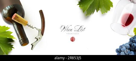 Flasche Wein mit Weinglas, Korkenzieher und ein paar Trauben auf weißem Hintergrund. Panoramablick von oben mit Platz für Text Stockfoto