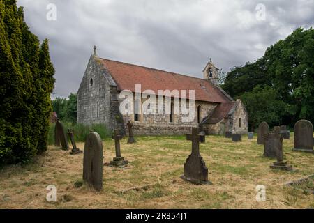 Die Nikolaikirche in Askham Bryan, Yorkshire, wurde im 11. Jahrhundert im normannischen Stil erbaut. Es ist ein denkmalgeschütztes Gebäude. Stockfoto