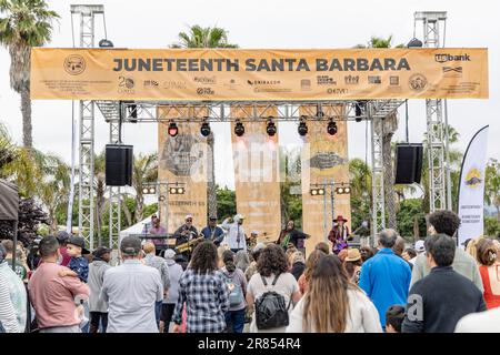 Santa Barbara, USA. 18. Juni 2023. Santa Barbara feiert Juneteenth mit der Band Known Vibe bei der „Nurishing the People Block Party“ in der historischen Black Santa Barbara, auch bekannt als Funk Zone, Santa Barbara, Kalifornien, am 18. Juni 2023. (Foto: Rod Rolle/Sipa USA) Guthaben: SIPA USA/Alamy Live News Stockfoto