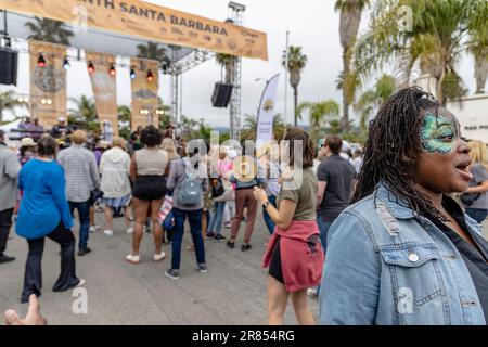 Santa Barbara, USA. 18. Juni 2023. Santa Barbara feiert Juneteenth mit der Band Known Vibe bei der „Nurishing the People Block Party“ in der historischen Black Santa Barbara, auch bekannt als Funk Zone, Santa Barbara, Kalifornien, am 18. Juni 2023. (Foto: Rod Rolle/Sipa USA) Guthaben: SIPA USA/Alamy Live News Stockfoto