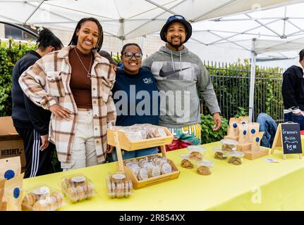 Santa Barbara, USA. 18. Juni 2023. Santa Barbara feiert Juneteenth am 18. Juni 2023 mit einer „Nurishing the People Block Party“, bei der Händler und Musik in einem Bereich der historischen Black Santa Barbara, auch bekannt als „The Funk Zone“, Santa Barbara, Kalifornien, zu hören sind. (Foto: Rod Rolle/Sipa USA) Guthaben: SIPA USA/Alamy Live News Stockfoto