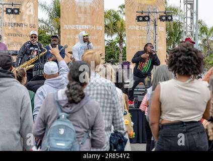 Santa Barbara, USA. 18. Juni 2023. Santa Barbara feiert Juneteenth mit der Band Known Vibe bei der „Nurishing the People Block Party“ in der historischen Black Santa Barbara, auch bekannt als Funk Zone, Santa Barbara, Kalifornien, am 18. Juni 2023. (Foto: Rod Rolle/Sipa USA) Guthaben: SIPA USA/Alamy Live News Stockfoto