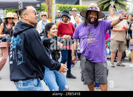 Santa Barbara, USA. 18. Juni 2023. Santa Barbara feiert Juneteenth mit der Band Known Vibe bei der „Nurishing the People Block Party“ in der historischen Black Santa Barbara, auch bekannt als Funk Zone, Santa Barbara, Kalifornien, am 18. Juni 2023. (Foto: Rod Rolle/Sipa USA) Guthaben: SIPA USA/Alamy Live News Stockfoto