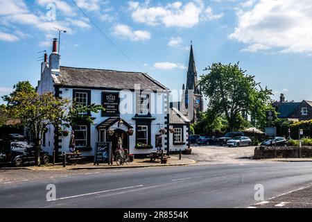 Das Dorfzentrum von Thornton Hough, mit dem Seven Stars Pub im Vordergrund. Stockfoto