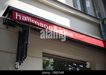 Berlin, Deutschland. 19. Juni 2023. Im Restaurant "Hallmann & Klee" in Berlin-Neukölln ist eine Sonnenterrasse mit der Aufschrift "hallmann&klee" zu sehen. Sarah Hallmann, die das Restaurant betreibt, wurde am Montag, den 19. Juni 2023, vom Restaurantführer Gault&Millau in München zum Gastronomom des Jahres ernannt. Kredit: Hannes P. Albert/dpa/Alamy Live News Stockfoto