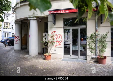 Berlin, Deutschland. 19. Juni 2023. Im Restaurant "Hallmann & Klee" in Berlin-Neukölln ist eine Sonnenterrasse mit der Aufschrift "hallmann&klee" zu sehen. Sarah Hallmann, die das Restaurant betreibt, wurde am Montag, den 19. Juni 2023, vom Restaurantführer Gault&Millau in München zum Gastronomom des Jahres ernannt. Kredit: Hannes P. Albert/dpa/Alamy Live News Stockfoto