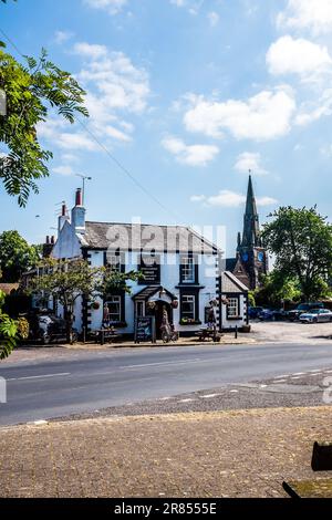 Das Dorfzentrum von Thornton Hough, mit dem Seven Stars Pub im Vordergrund. Stockfoto