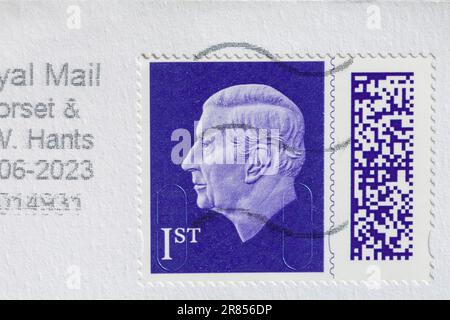 Lila 1. Klasse Stempel, 1. Klasse Stempel mit Kopf von König Karl III., auf Umschlag geheftet - Stempel mit Barcode UK 2023 Stockfoto