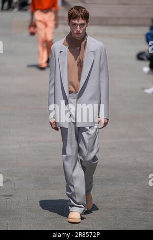 Mailand, Italien. 09. Juni 2022. Mailand, Mailand Fashion Week, Frühlingssommer 2024. Mailand, Herrenmode, Frühlingssommer 2024. Zegna Fashion Show Pictured: Model Credit: Independent Photo Agency/Alamy Live News Stockfoto