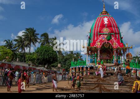 Ein Wagen steht vor dem Gundicha-Tempel puri Stockfoto