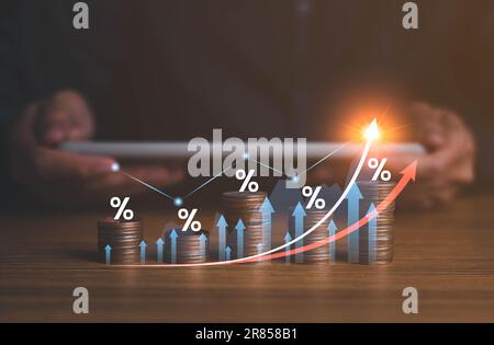 Zinssatz- und Dividendenkonzept. Geschäftsmann mit Prozentsymbol und Aufwärtspfeil, Zinssätze steigen weiter, Rendite auf Aktien und Mutual Stockfoto