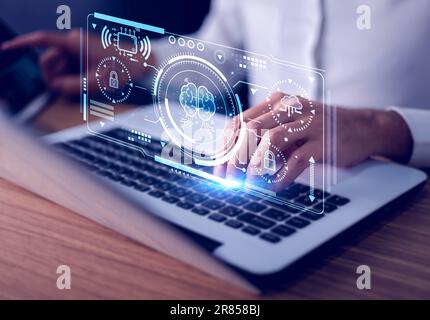 KI, künstliche Intelligenz, Big Data, IoT für das Internet der Dinge. Mann, Programmierer, Softwareingenieur, der ein mobiles Smartphone per id-Touchscreen nutzt, Codin Stockfoto