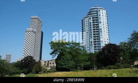 Europas höchstes modulares Gebäude, Enklave Croydon mit 158 Metern und 50-stöckiges Gebäude nähert sich der Fertigstellung durch East Croydon Station, South London, Stockfoto