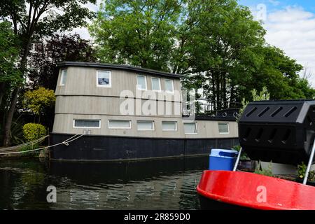 London - 05 28 2022 Uhr: Zweistöckiges Hausboot entlang des Grand Union Canal Stockfoto
