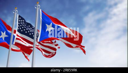 Die Flagge von Puerto Rico, die an klaren Tagen mit der Flagge der Vereinigten Staaten winkt. Puerto Rico ist eine karibische Insel und ein nicht eingetragenes Gebiet der Vereinigten St. Stockfoto