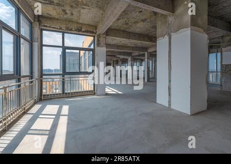 Das Sonnenlicht scheint in dem neu errichteten Gebäude. Stockfoto