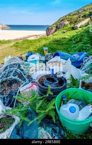 Kunststoffe, Seile, Fischernetze und andere Abfälle, die an einem Strand auf Mull in den Hebriden, Schottland, angespült wurden Stockfoto