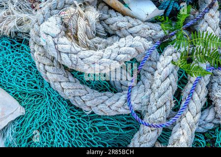 Kunststoffe, Seile, Fischernetze und andere Abfälle, die an einem Strand auf Mull in den Hebriden, Schottland, angespült wurden Stockfoto