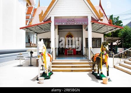 Der antike König Taksin ist eine große Denkmäler-Statue für thailänder, die reisen und den Gebetsgesegneten des Heiligen Mysteriums im Wat Pho Kao respektieren Stockfoto