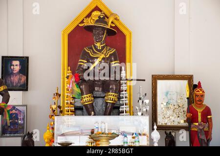 Der antike König Taksin ist eine große Denkmäler-Statue für thailänder, die reisen und den Gebetsgesegneten des Heiligen Mysteriums im Wat Pho Kao respektieren Stockfoto