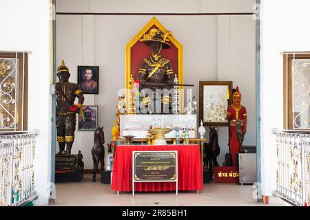 Der antike König Taksin ist eine große Denkmäler-Statue für thailänder, die reisen und den Gebetsgesegneten des Heiligen Mysteriums im Wat Pho Kao respektieren Stockfoto